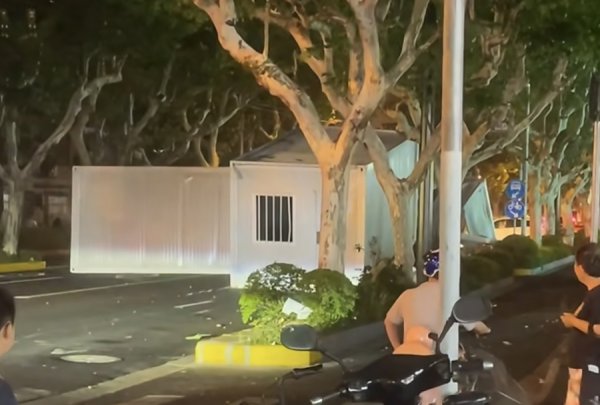 顺阳网 昨晚控江路：平板货车撞树，板房滑落路面